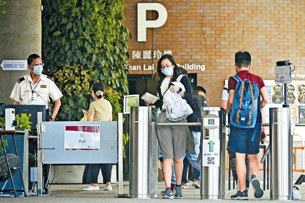 本港8間資助大學中，5間仍設出入管制，理工大學（圖）及城市大學更須憑校方提供的二維碼，掃描進出閘機。 