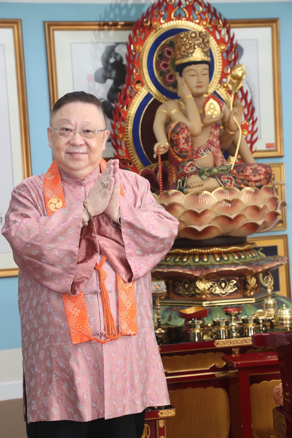 李居明作出雙手合十嘅姿勢。