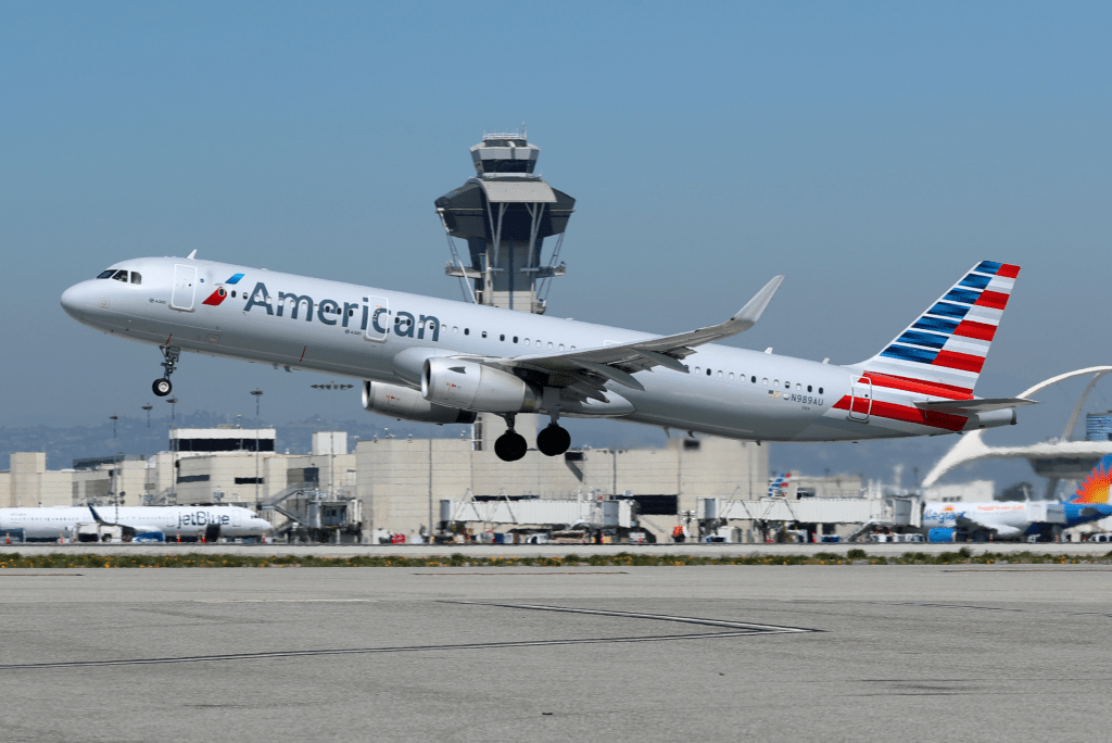 美国航空公司将安排更大型飞机从雅典飞往纽约，以容纳更多想办法返国的美国民众。 路透社