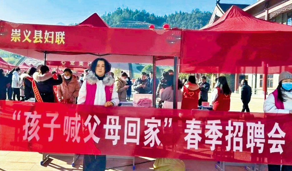 江西赣州动员留守儿童，呼吁父母返乡就业。