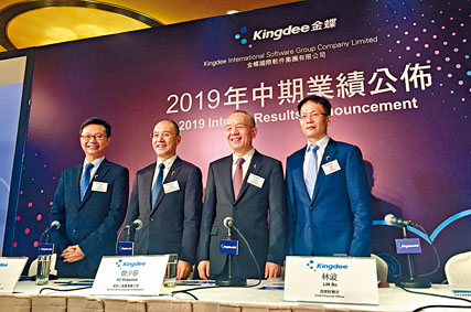 徐少春(右二)表示,中美貿易摩擦為機遇,受打壓反被激發自主創新熱枕。