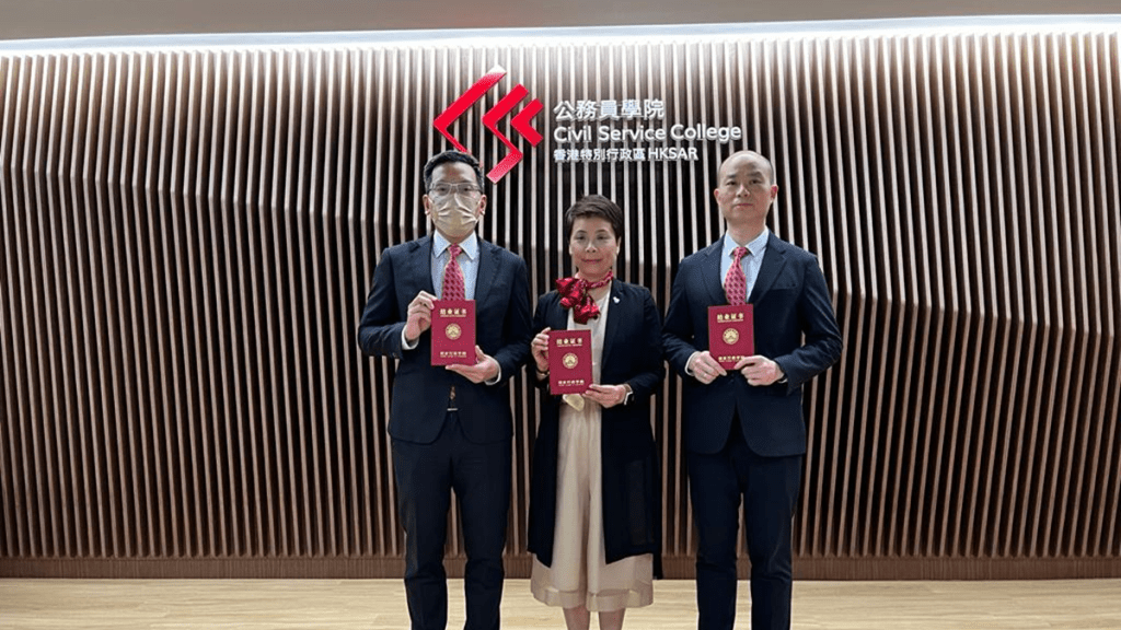 首長級公務員早前參與國家事務研習課程,包括廉署執行處處長(私營機構)蔡樹強(右)、食環衛署副署長(環境衛生)姚繼卓(左)、康文署副署長(文化)譚美兒(中)。