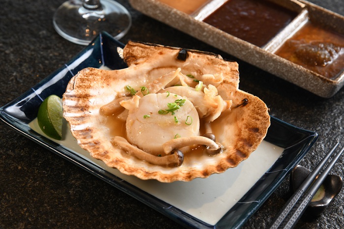 燒帆立貝 $88肥美肉厚的原隻帆立貝，以明火燒至剛好熟，簡單調味凸顯鮮甜味道。