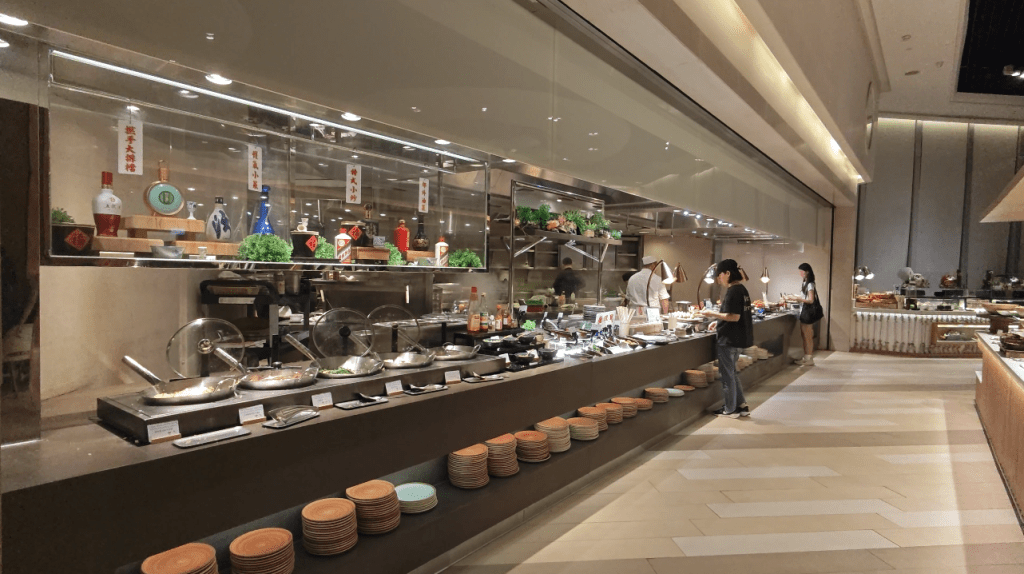 The Place自助餐環境較寬敞。