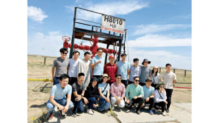 梁熙（前右三）早前与十五名香港大学生、青年企业家及中国石油驻港机构员工，飞往哈萨克斯坦参观油田。