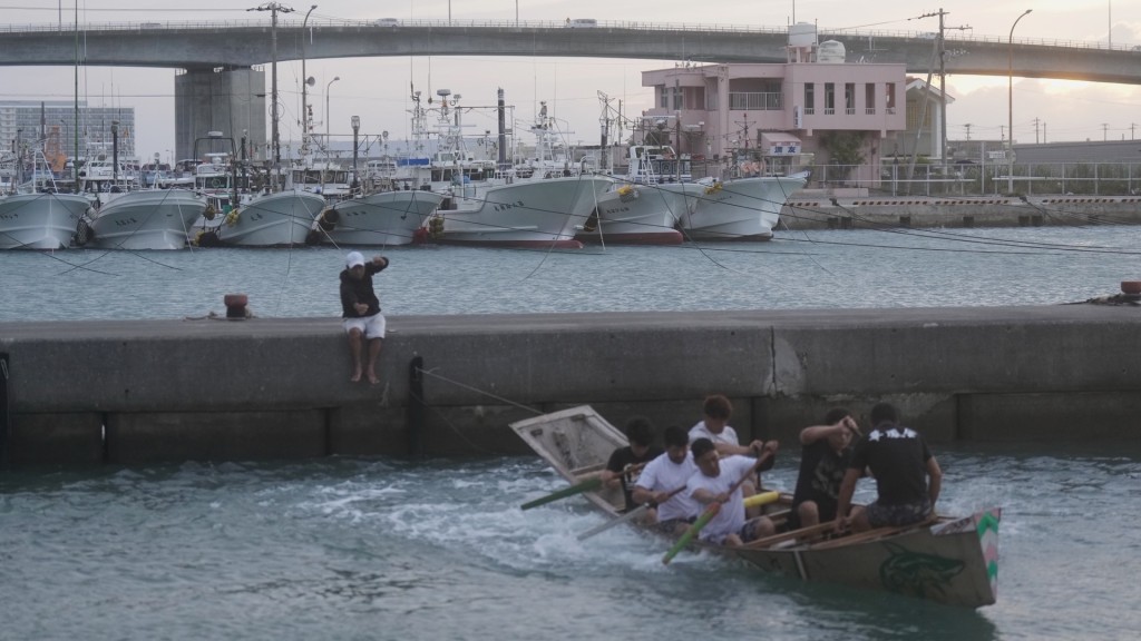颱風瑪娃（Mawar）逼近日本﹐ 漁船紛紛返回糸滿市一個港口，並用繩綁好。 美聯社