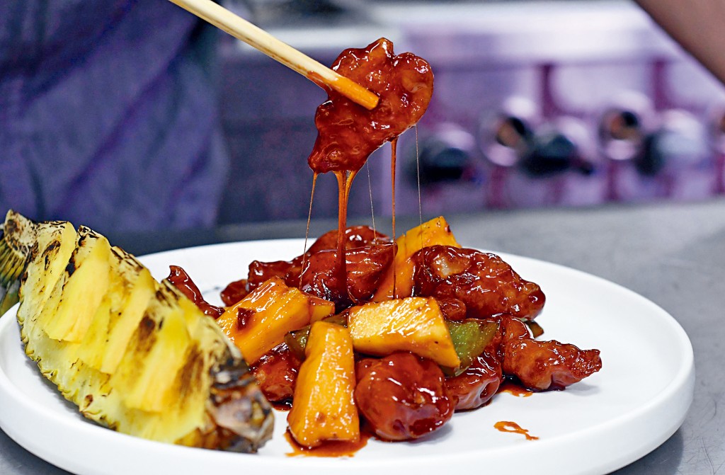 韩国厨神白种元｜港式咕噜肉跟韩国糖醋肉有何不同？近年香港流行的变奏版「拔丝咕噜肉」，则是加入糖水炒制成起丝感觉，吃来有一层薄脆糖衣，更添更香脆口感。