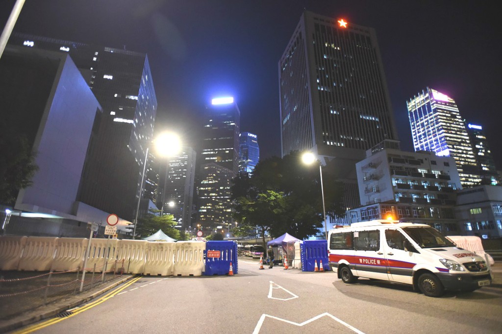 立法會及政府總部外警方明顯佈防。