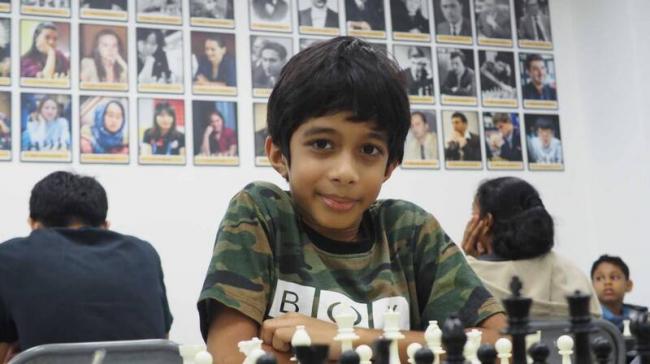 8歲印度男童考席克上周在大賽擊敗特級大師。