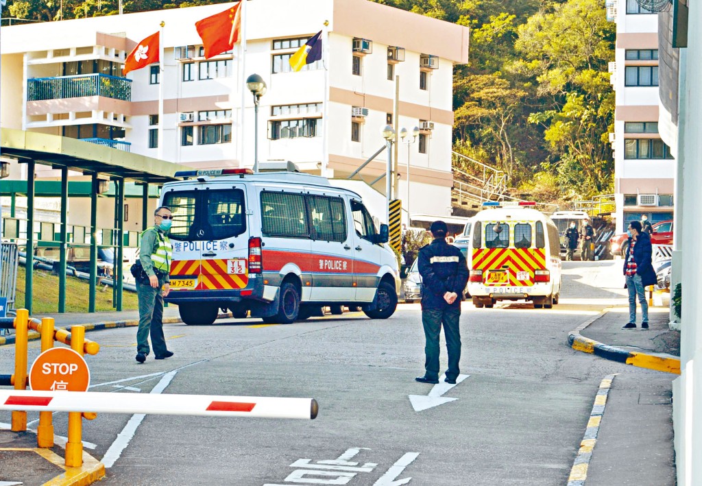 ■警方將未成年疑犯押送到西貢壁屋監獄看管及接受隔離檢疫。