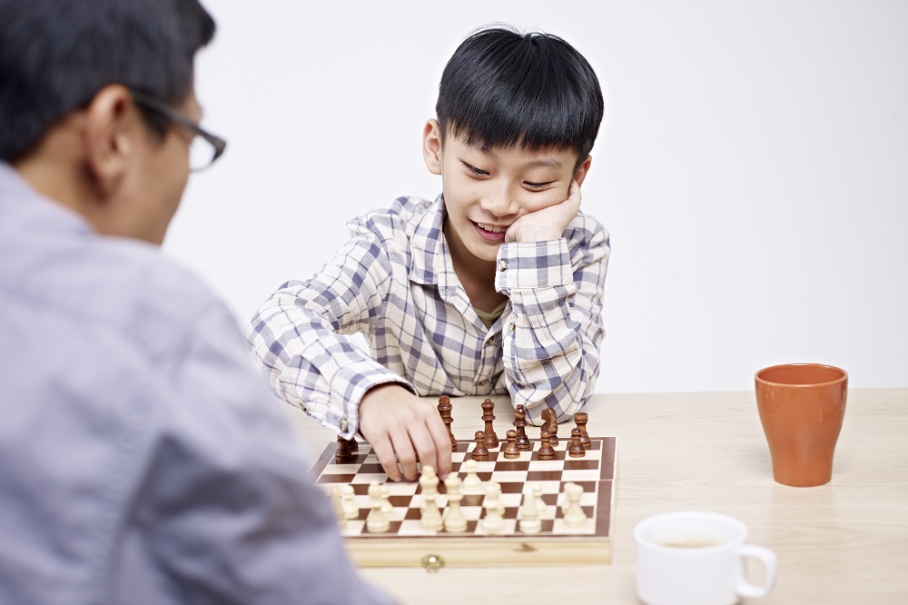 家長可在家陪同子女玩棋類遊戲。