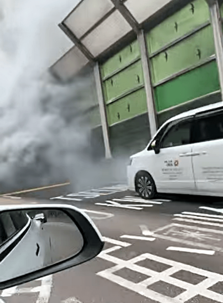 貨車機件故障冒煙。fb：車cam L（香港群組）