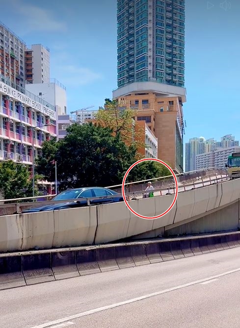 私家車爬頭駛過電動輪椅老翁，尾隨小巴減速慢駛。fb馬路的事討論區影片截圖