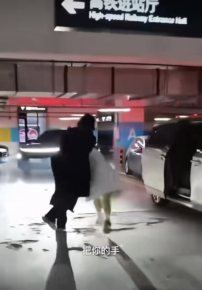 兩人轉了一圈。 兩人轉了一圈。