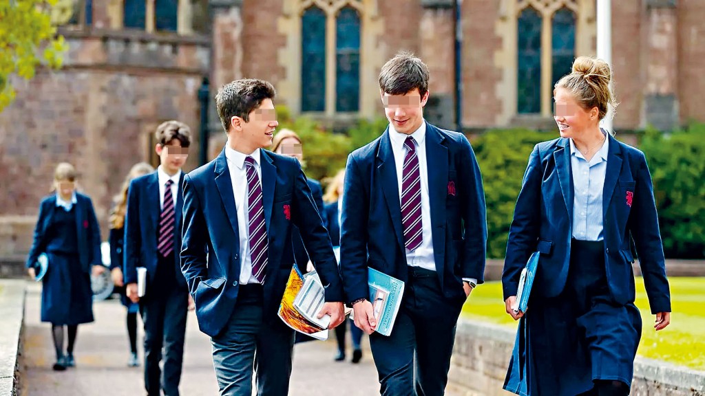 英國驚現校園嚴重暴力事件,1名16歲學生涉嫌用錘子向3名師生施襲。