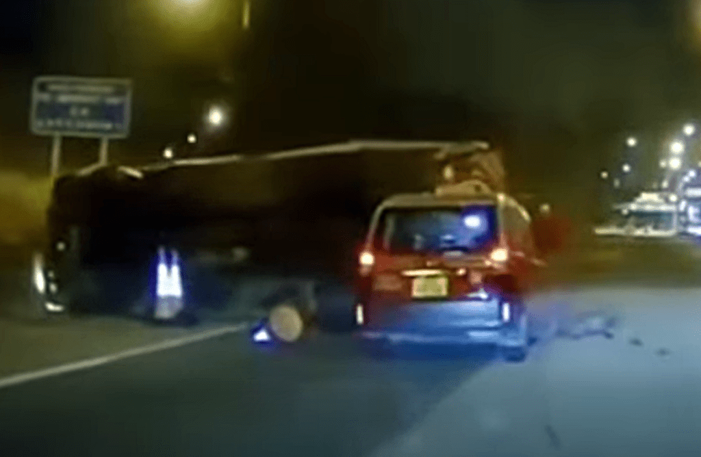 的士撞到箭咀車。fb：車cam L（香港群組）