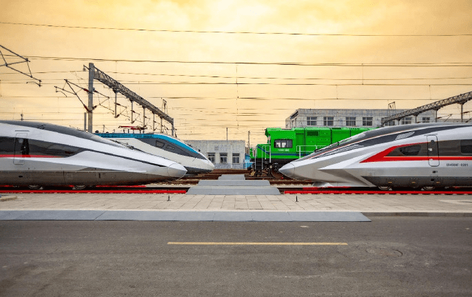 全球最快高鐵在湖北試跑半個月,商業運營時速瞄準400公里。 全球最快高鐵在湖北試跑半個月,商業運營時速瞄準400公里。