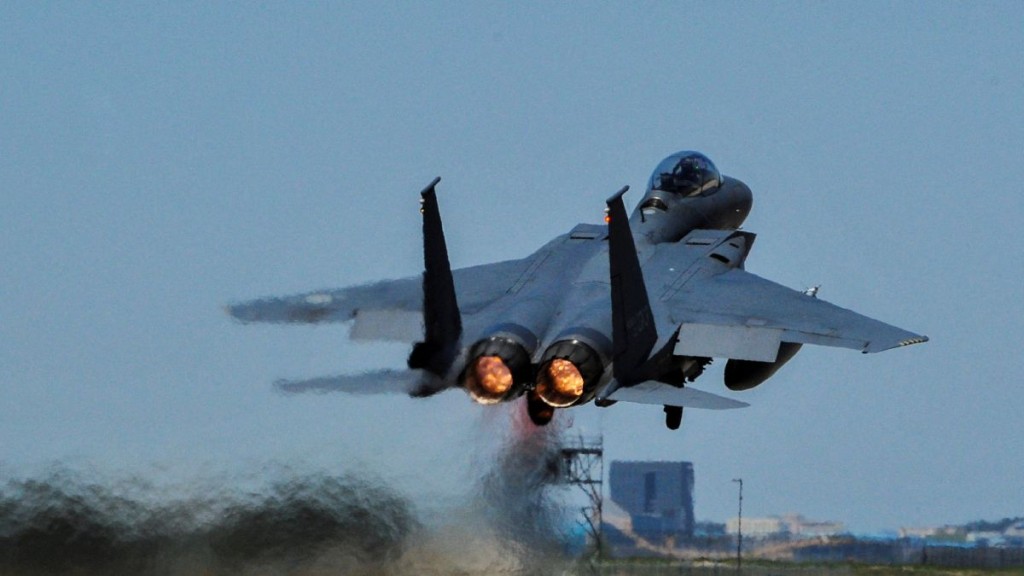 一架南韓F15-K戰機於群山空軍機地起飛。路透社