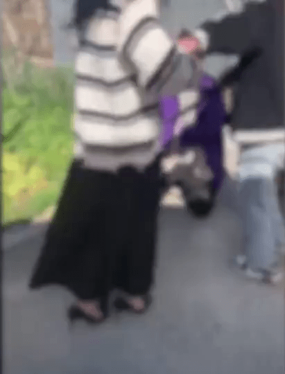 一男一女持棍狀物體迫使男童下跪。網傳影片畫面