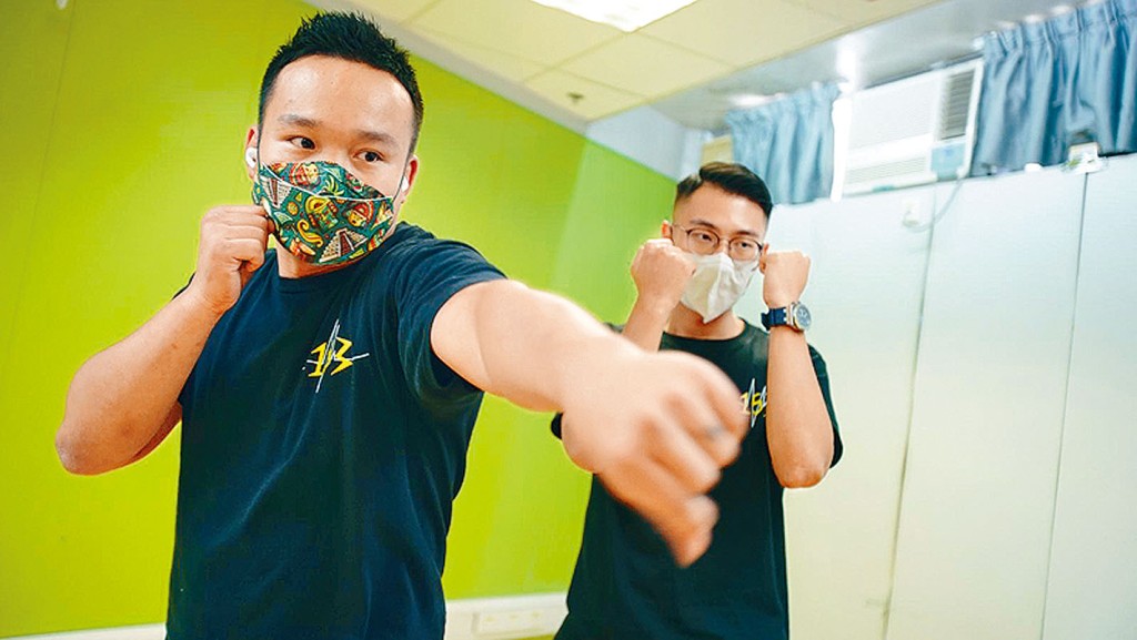 邓俊敏伙拍朋友做义工办网课教拳。