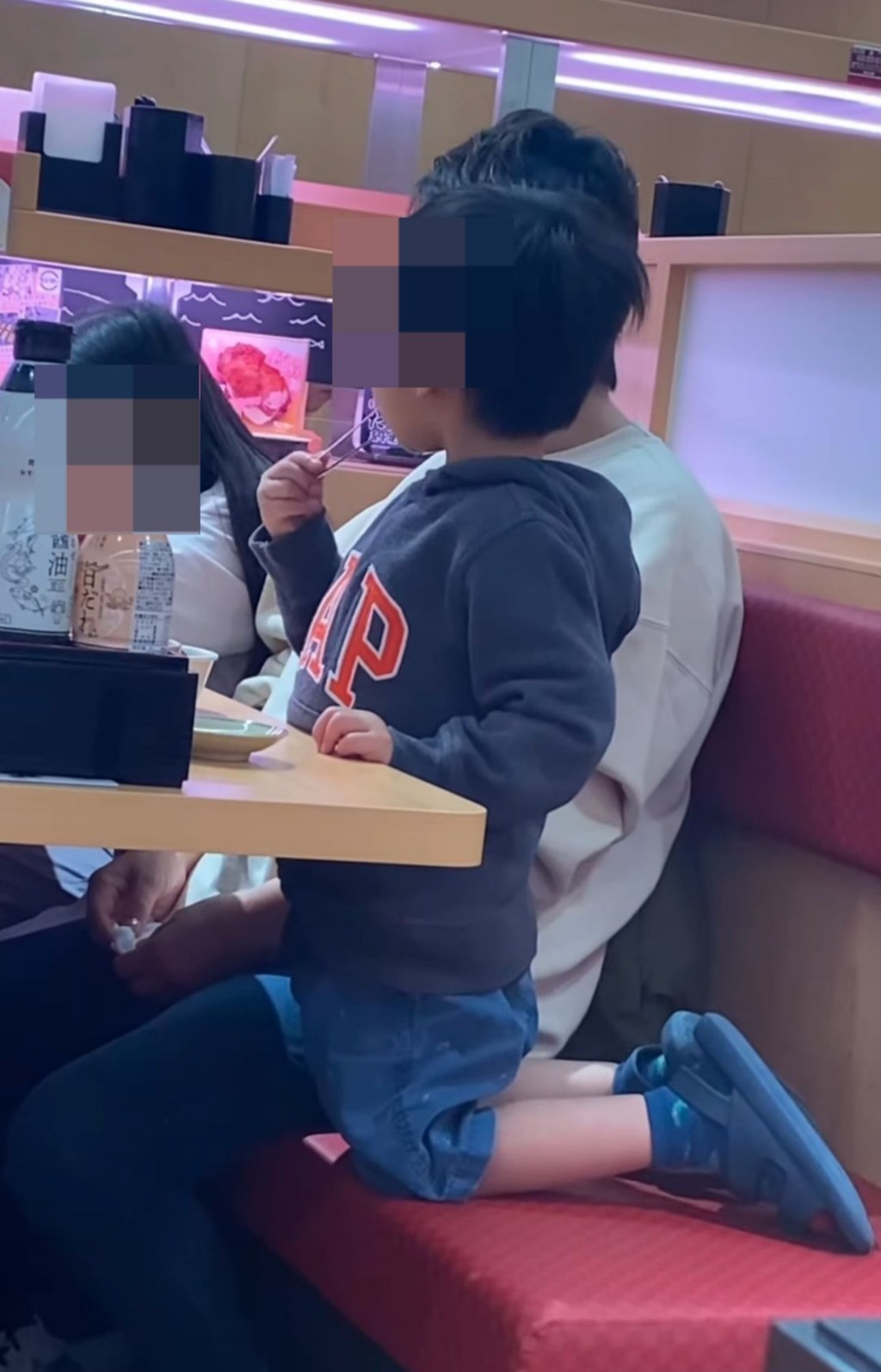 有網民於將一段拍攝於沙田區壽司店的影片放上Threads,片中見鄰桌男孩正在舔一個放在生薑盒子內的夾子。(圖片來源:Threads) 有網民於將一段拍攝於沙田區壽司店的影片放上Threads,片中見鄰桌男孩正在舔一個放在生薑盒子內的夾子。(圖片來源:Threads)