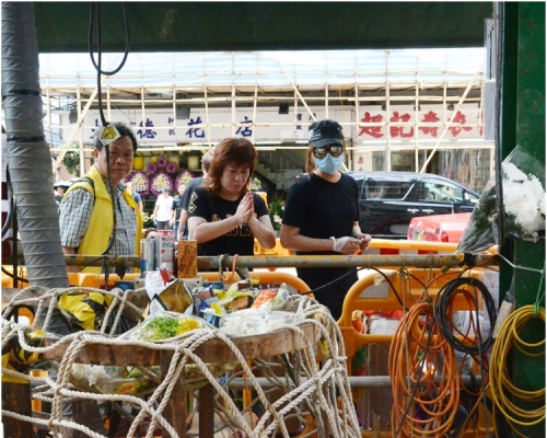 死者家屬及工友,今日再到現場路祭。