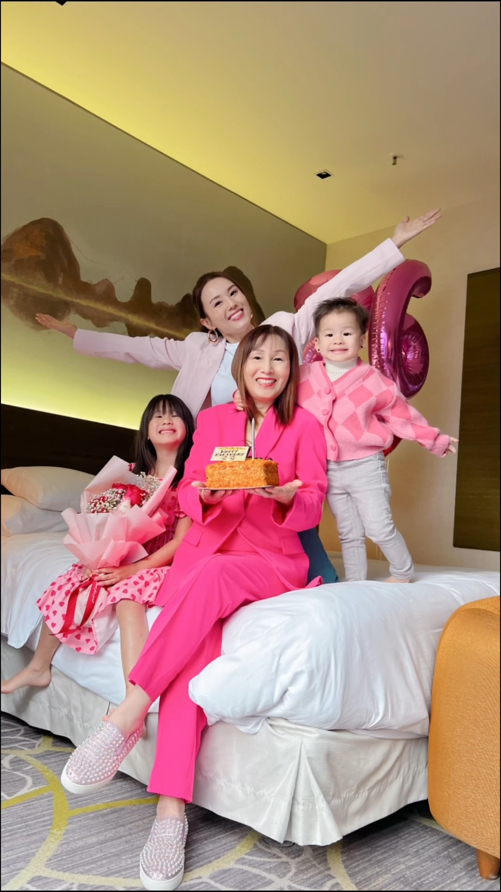 杨母生日会的dress code主题是粉红色，杨母打扮新潮，穿上桃红色西装踩著锅钉鞋比女儿还有型。