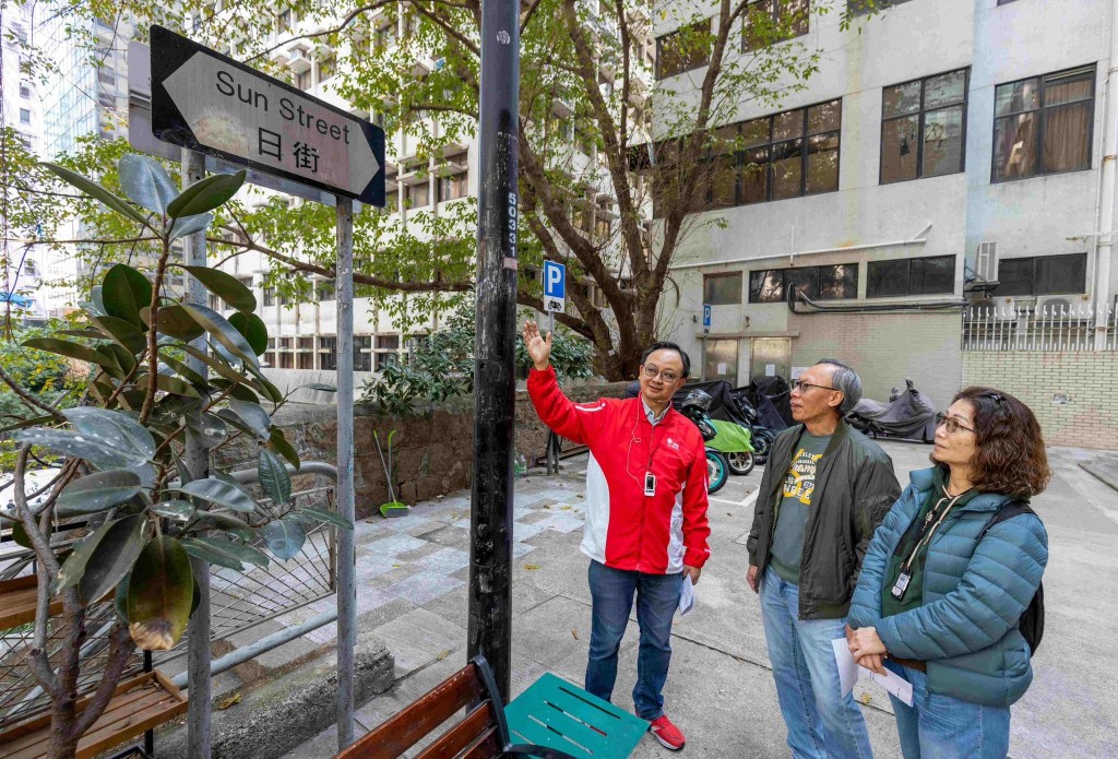 在灣仔土生土長的郭先生和太太，驚喜得知日街、月街和星街原來是香港首座 發電廠的舊址，對熟悉的地區有了全新的體會。