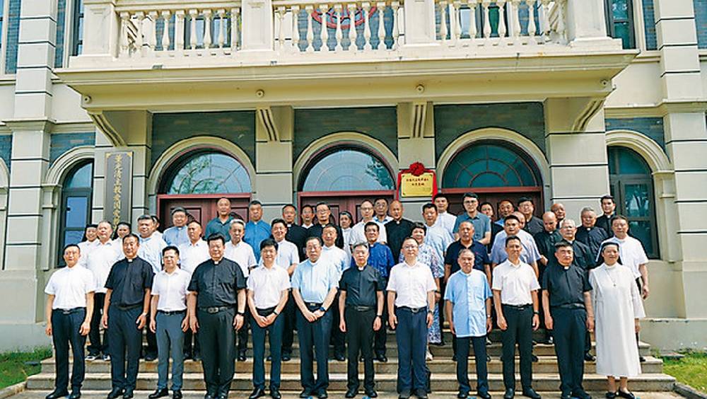 中国天主教爱国会及主教团高层在武汉参与揭牌仪式。 中国天主教
