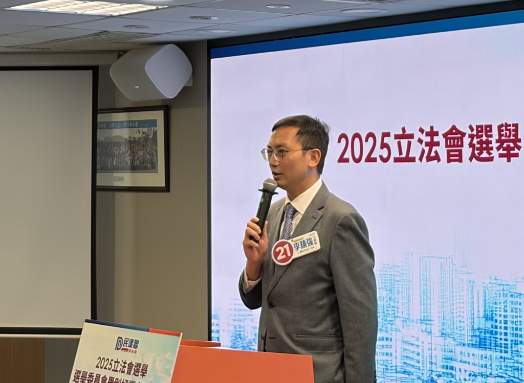 自由黨選委界議員李鎮強說,任內完成競選承諾,令市民更認識、更尊重「一國」。 自由黨選委界議員李鎮強說,任內完成競選承諾,令市民更認識、更尊重「一國」。