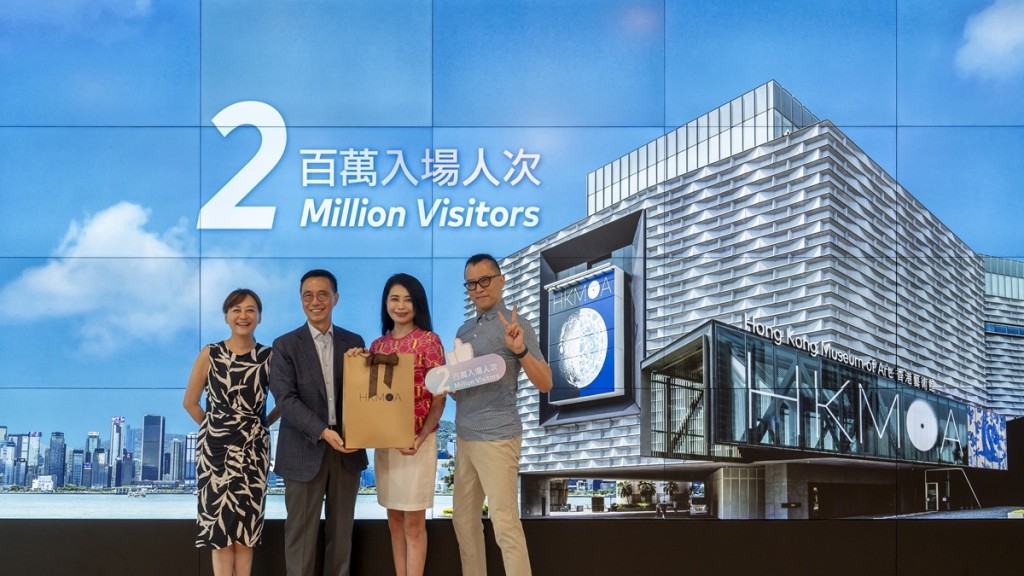 來自日本的小柳太太(右二)成為香港藝術館第200萬名訪客,楊潤雄向她送上特別紀念品。政府新聞處圖片