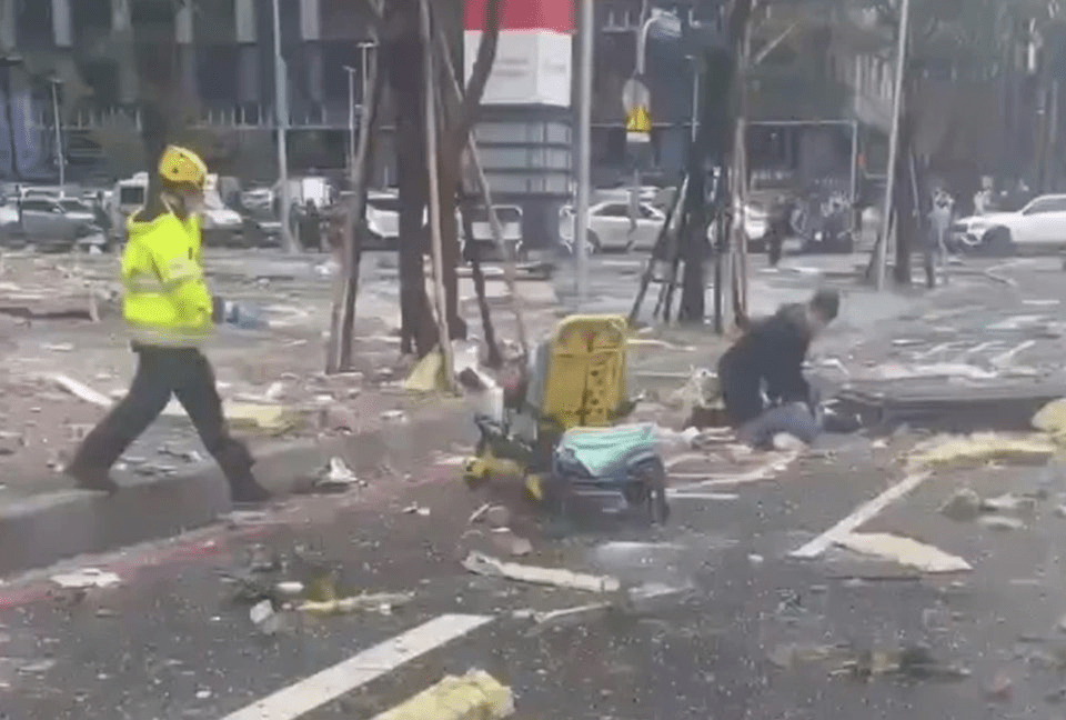 網友拍下蘇奕帆對躺在馬路上的傷者進行CPR。 網圖