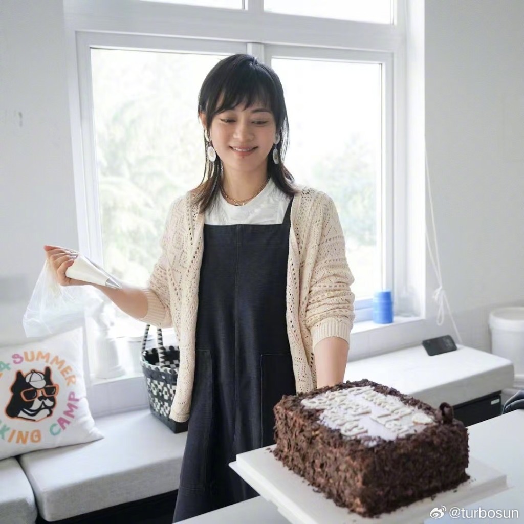 孫儷親手為女兒做生日蛋糕。 孫儷親手為女兒做生日蛋糕。