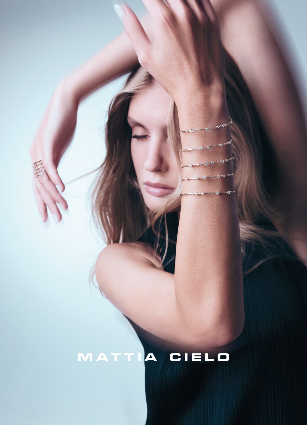 玫瑰金钻石手链 （ $ 8 2 , 1 0 0 ）及指环 （$32,400），以人体工学概念设计出可随身体律动的灵活弹性结构。