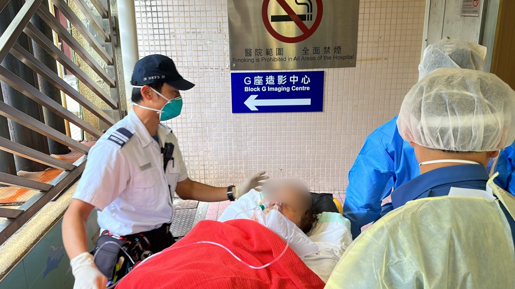打乒乓波男子暈倒昏迷送院搶救。梁國峰攝