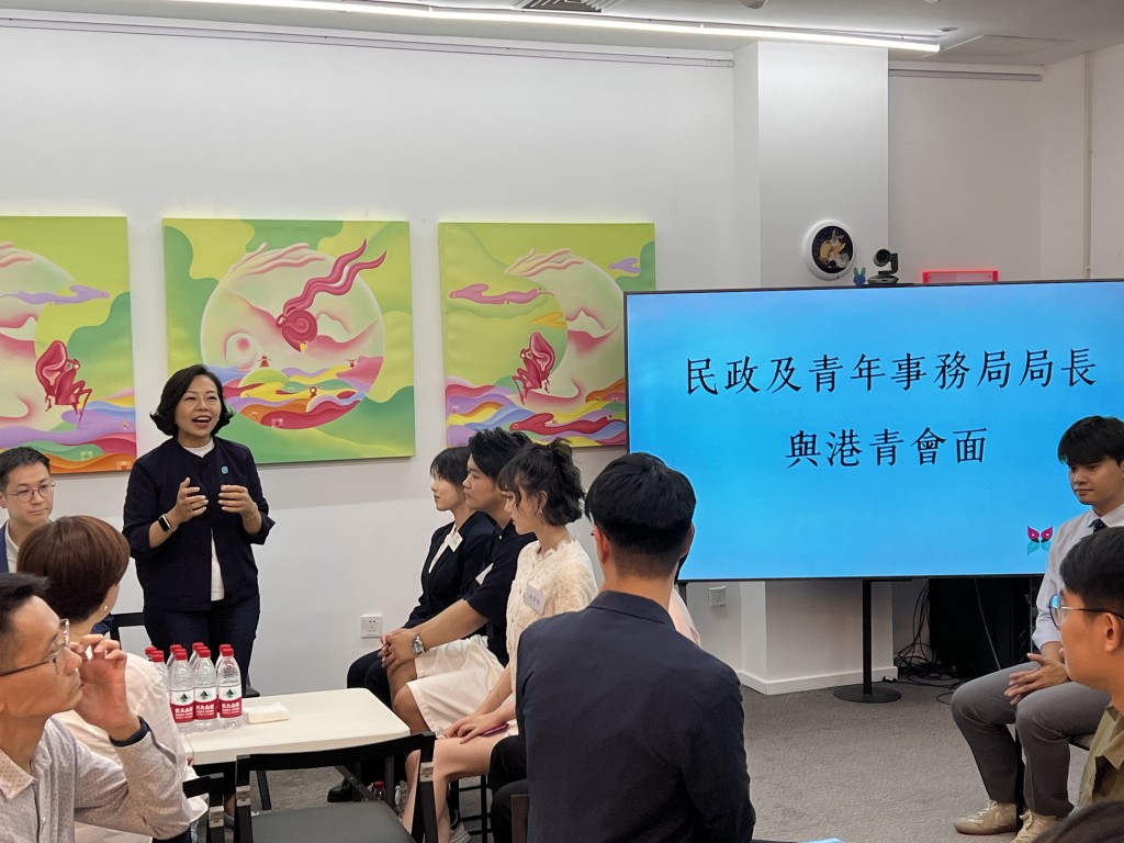 麥美娟（後排左二）抵步後與在北京的香港青年和學生團體見面，了解他們在內地學習、工作和生活的情況。