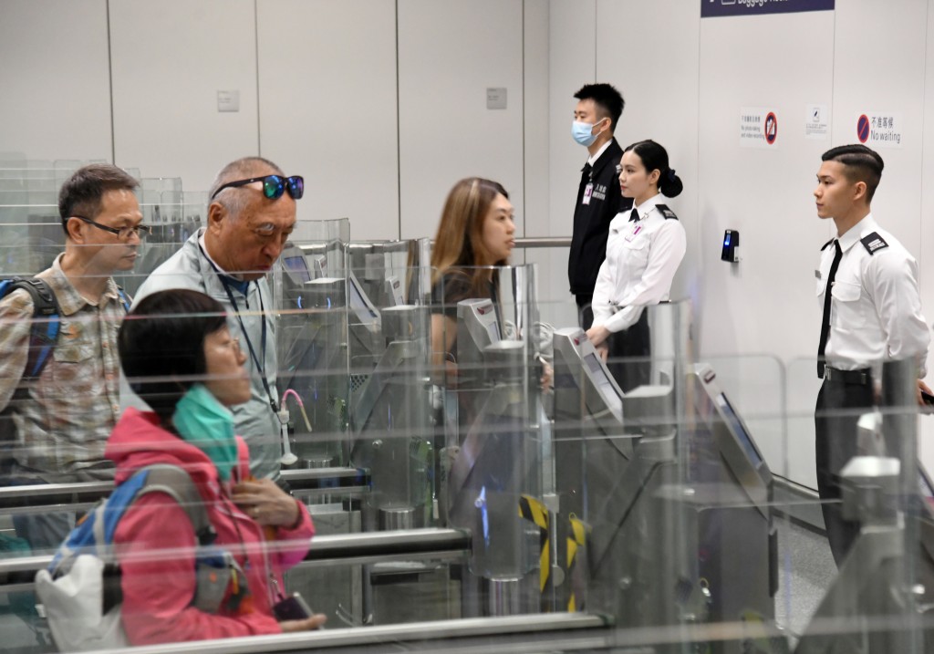 入境處嚴選擁護「一國兩制」和《基本法》的有志之士加入。 入境處嚴選擁護「一國兩制」和《基本法》的有志之士加入。