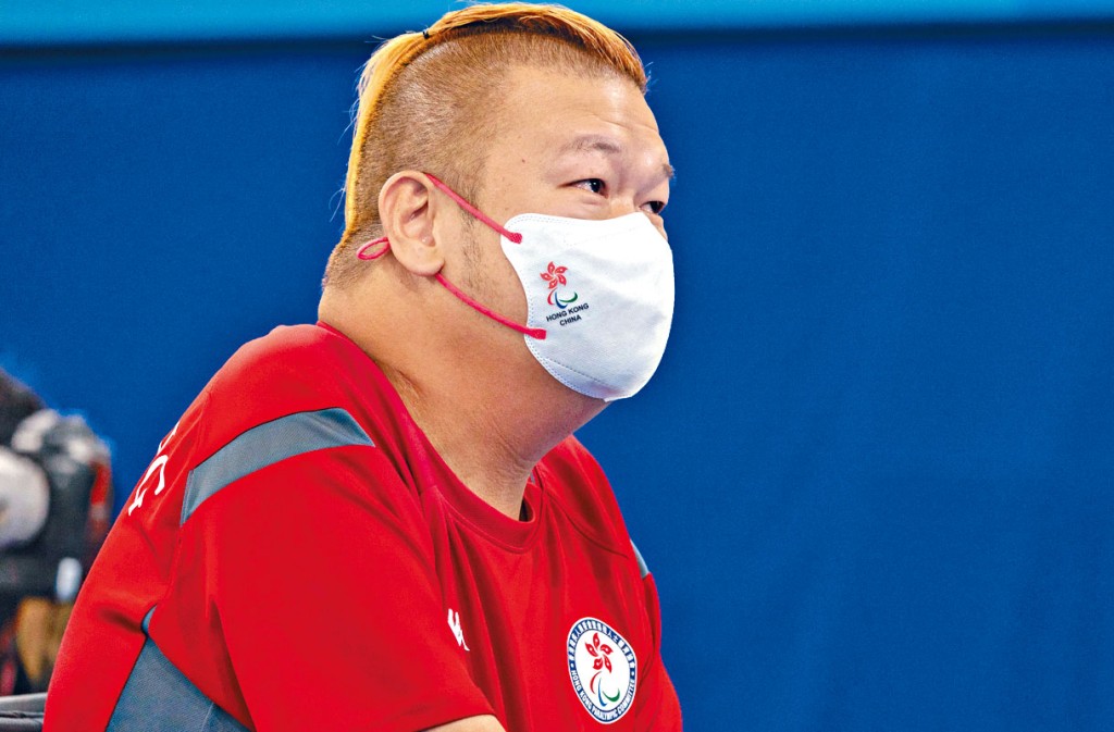 梁育榮接受訪問時眼泛淚光,多謝市民觀看直播支持。