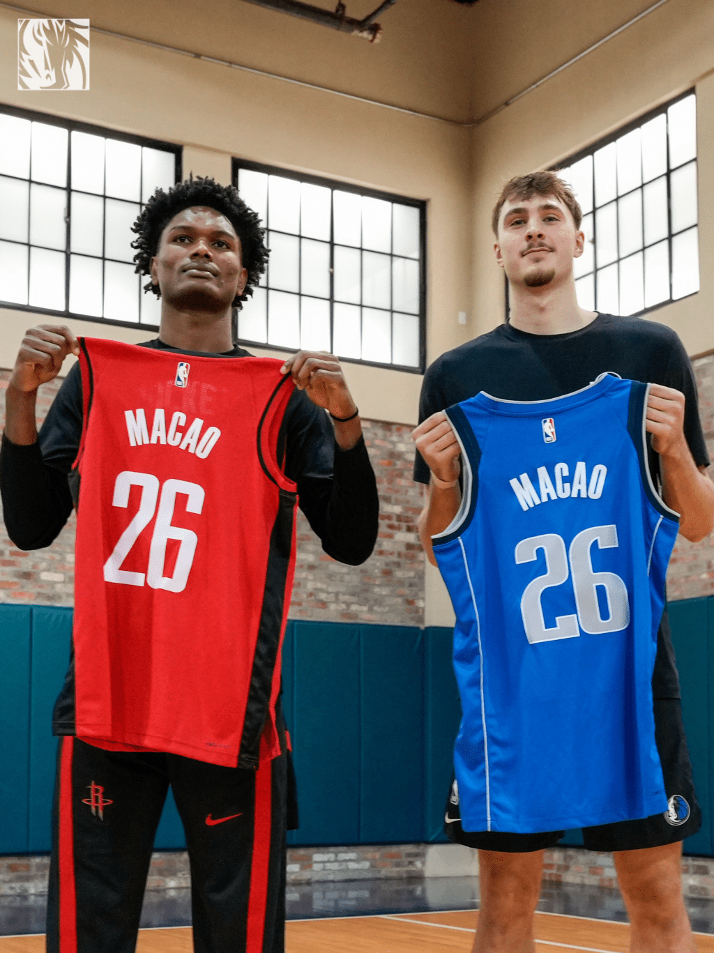 火箭球員阿門湯遜(左)和獨行俠球員法拉格(右)手持印有澳門的兩隊球衣。獨行俠官方X圖片 火箭球員阿門湯遜(左)和獨行俠球員法拉格(右)手持印有澳門的兩隊球衣。獨行俠官方X圖片