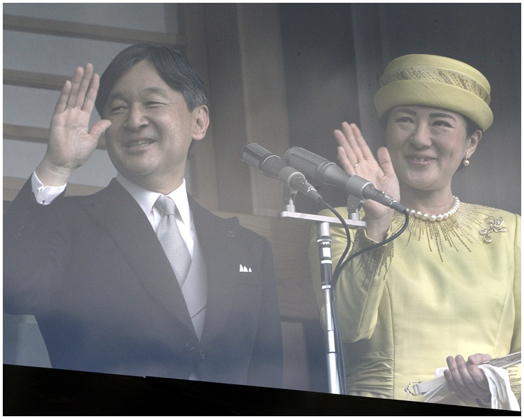 新日皇德仁與皇后雅子向民眾向揮手。AP 