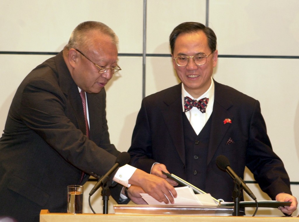他形容昔日與董建華共事的點滴紛至沓來,心中滿是哀思與惋惜。 他形容昔日與董建華共事的點滴紛至沓來,心中滿是哀思與惋惜。