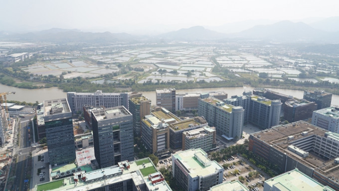 香港与深圳一河之隔，两地将加快推进河套深港科技创新合作区的建设。