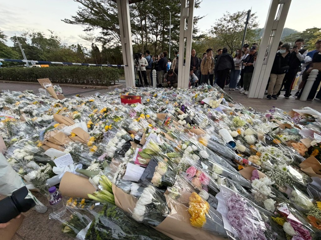 數百名市民今日到場獻花悼念死難者。