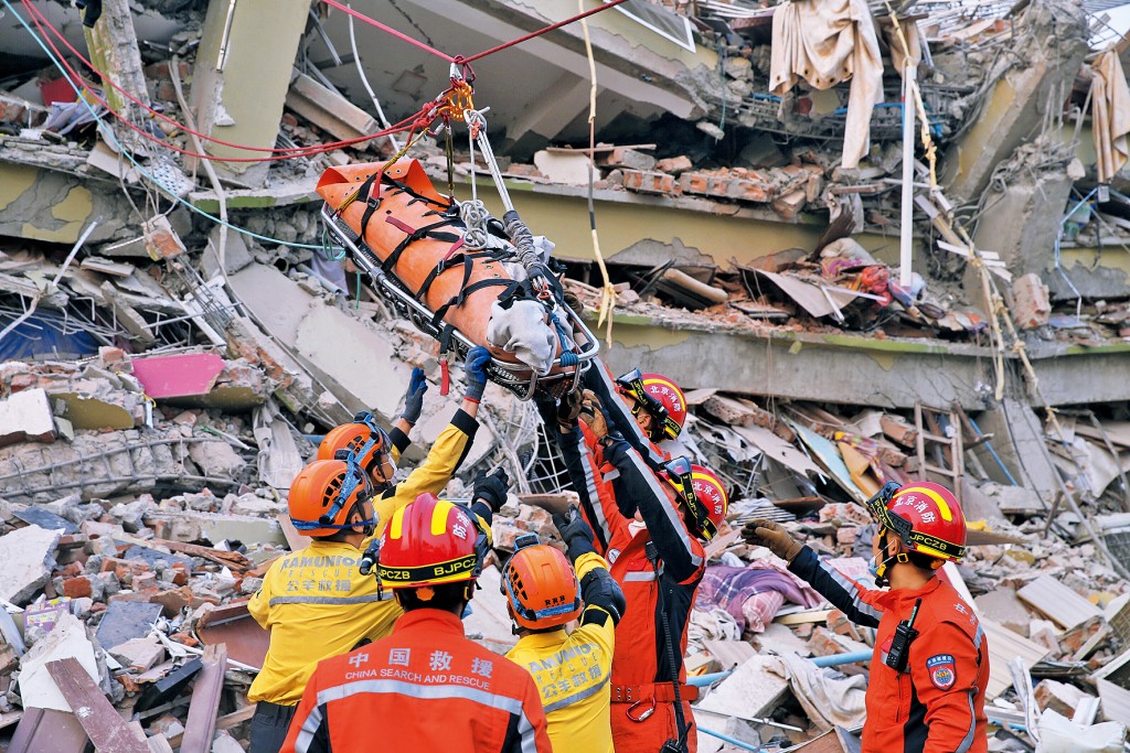 中国救援队和中国公羊救援队合作在缅甸曼德勒天空公寓救出一名孕妇。