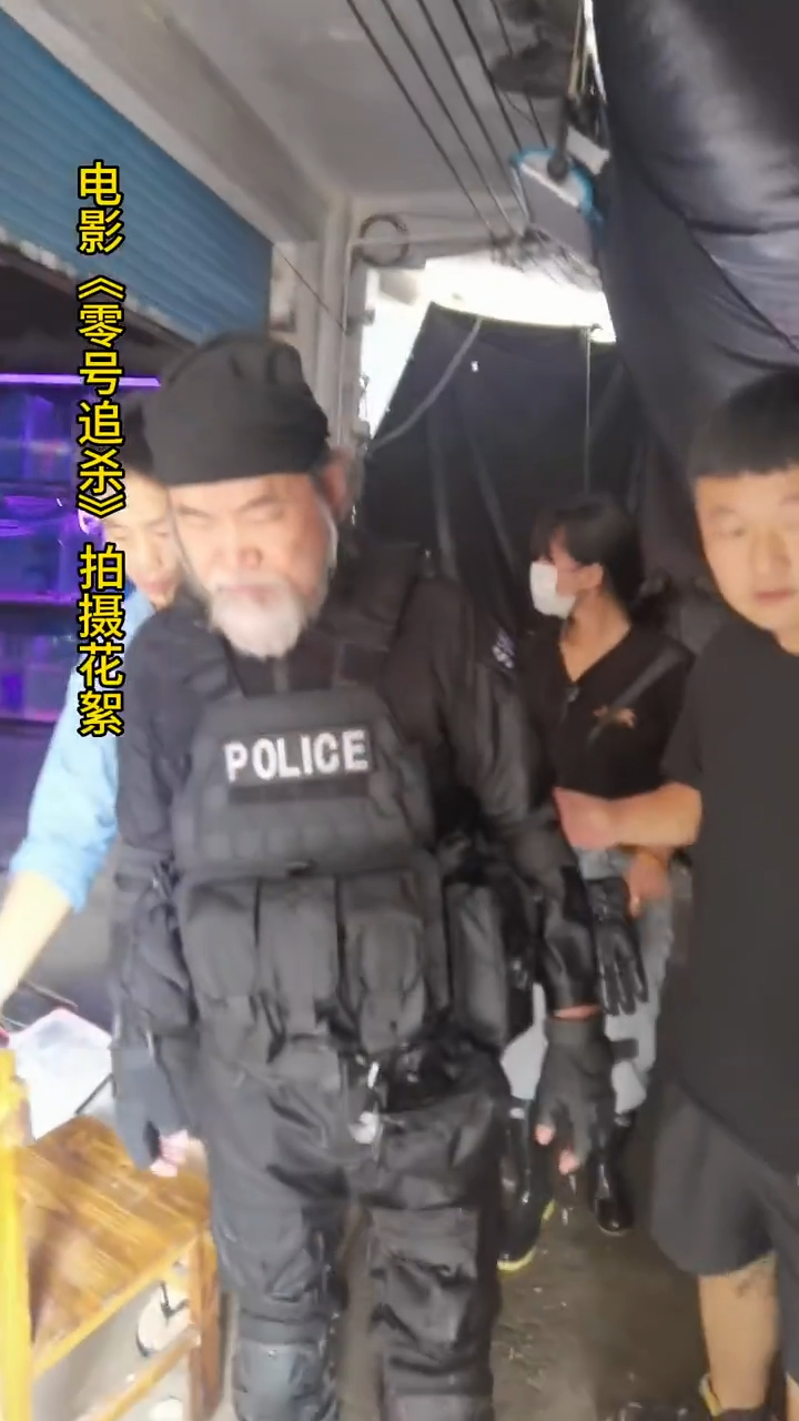 元華穿上警察服。