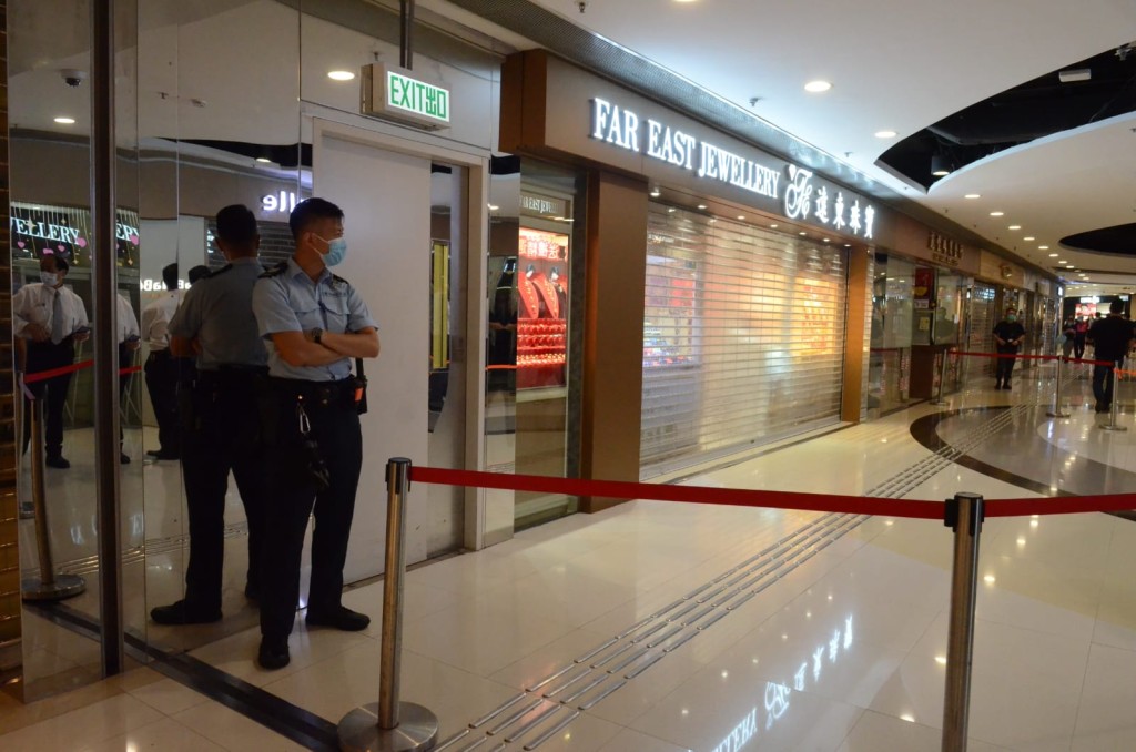 警方在店舖外拉起封鎖線。