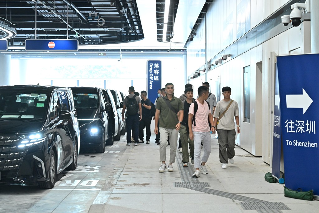 私家車的乘客下車前往隨車人員驗放廳辦理旅檢手續。
