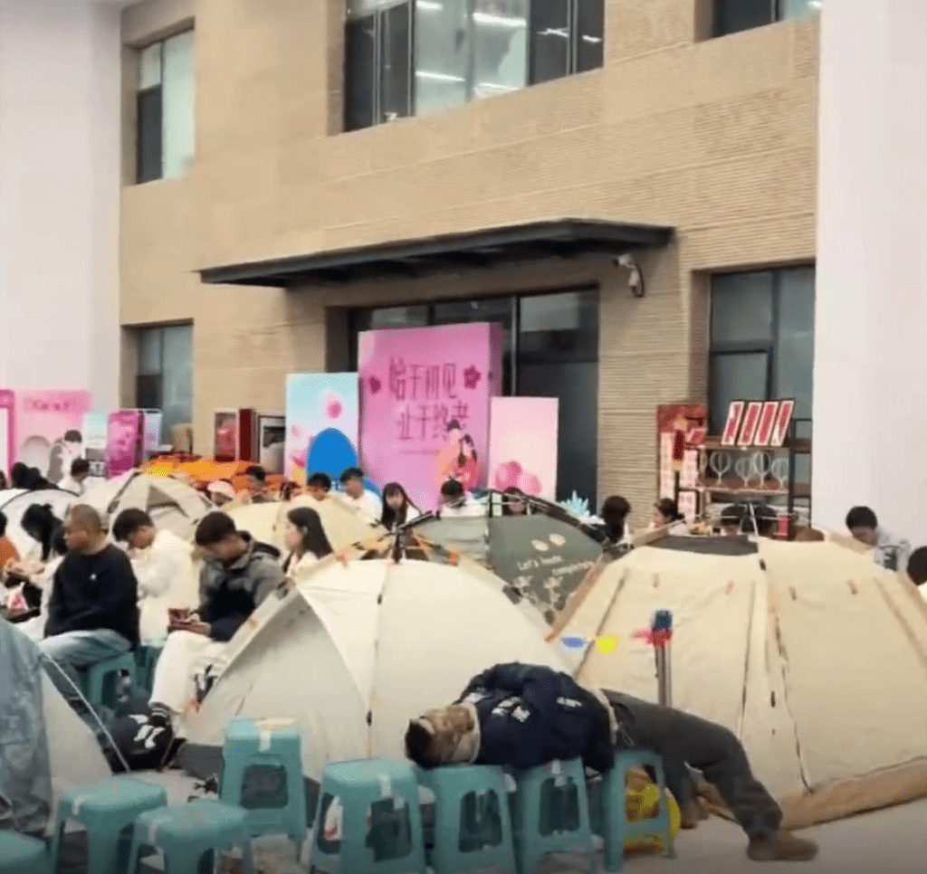 在賽里木湖婚姻登記中心,新人提前一天搭帳篷通宵排隊。 在賽里木湖婚姻登記中心,新人提前一天搭帳篷通宵排隊。