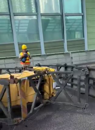 貨車前面有一個鐵架倒地。fb 車cam L（香港群組）  