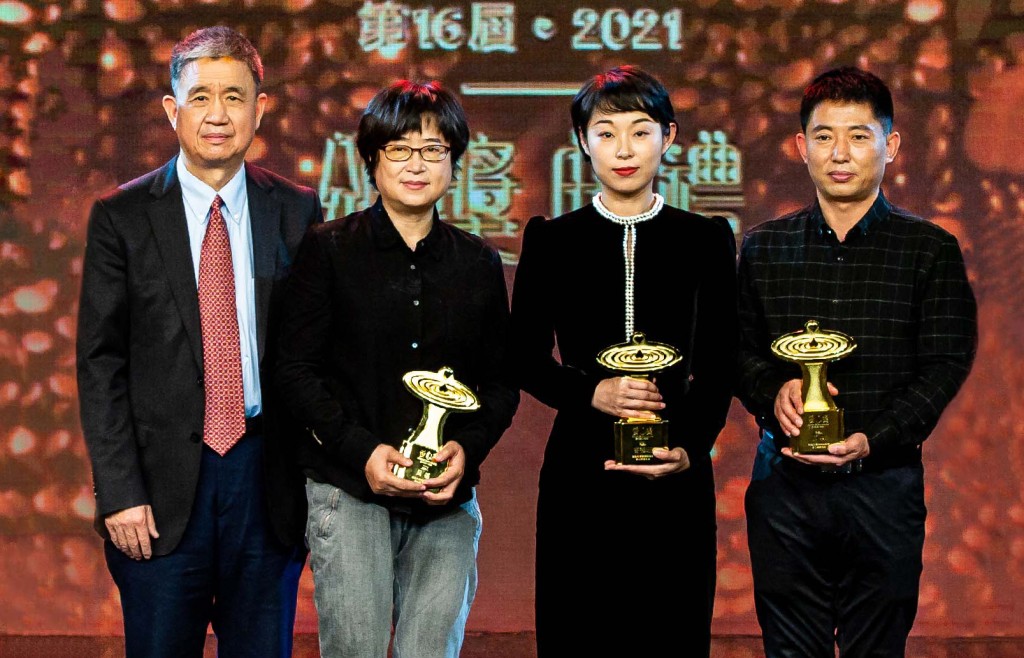 第16屆《愛心獎》北京分會場主禮貴賓及得獎人：（ 左起 ）王振耀、呂植、曹德旺代表 - 武雙及趙林。
